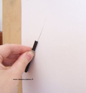 fusain_manip1 photo de ma main tenant un fusain contre une feuille de papier