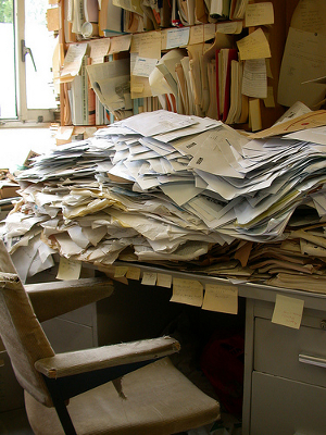 Image d'un bureau rempli de papiers