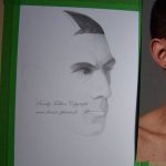 Dessin en cours d'un portrait d'homme au crayon graphite