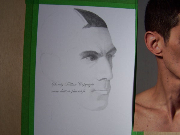 Dessin en cours d'un portrait d'homme au crayon graphite